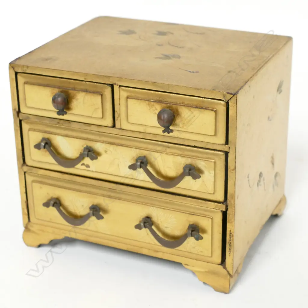 A fine Japanese miniature gold lacquer chest Image 1++