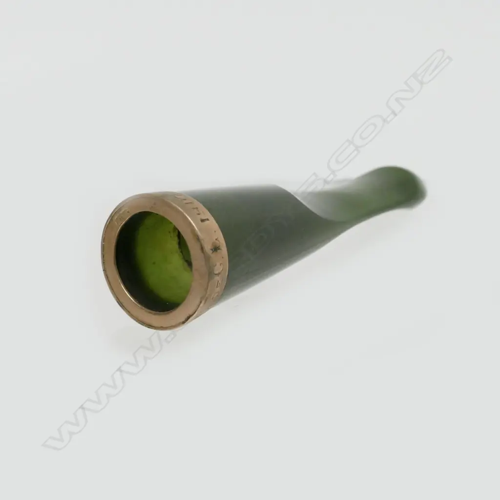 A colonial 9ct rose gold and pounamu cigar holder Image 1++