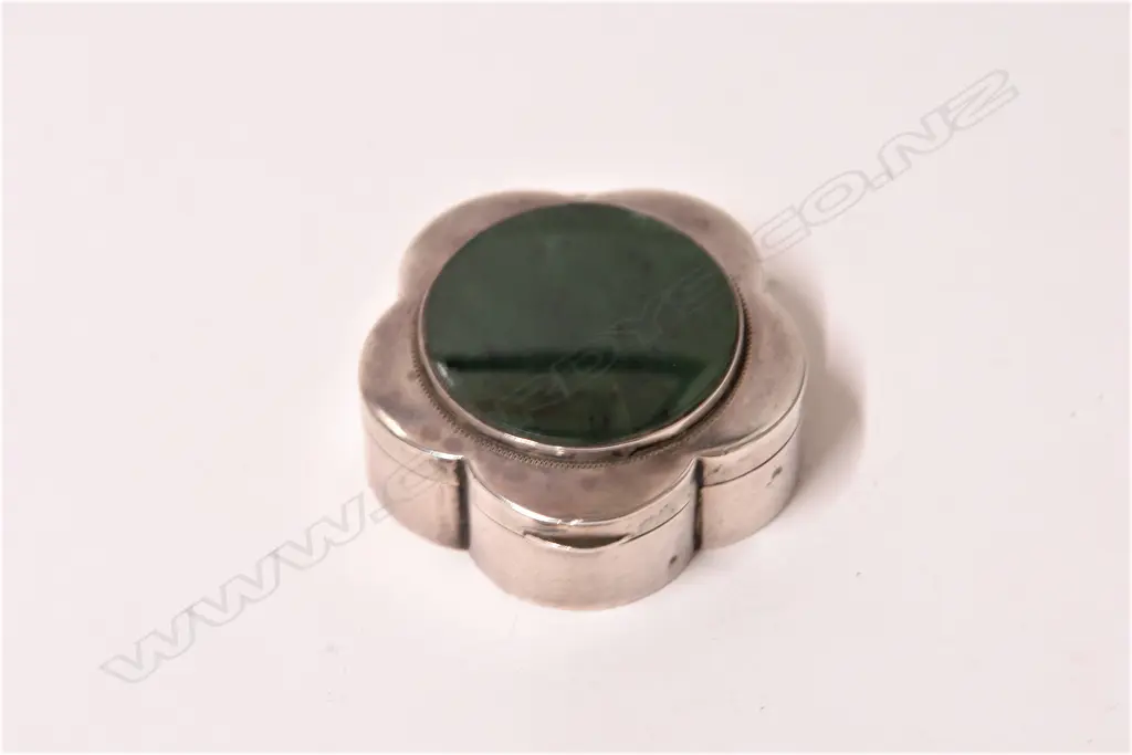 An Edwardian silver and greenstone lobed vanity box Image 1++