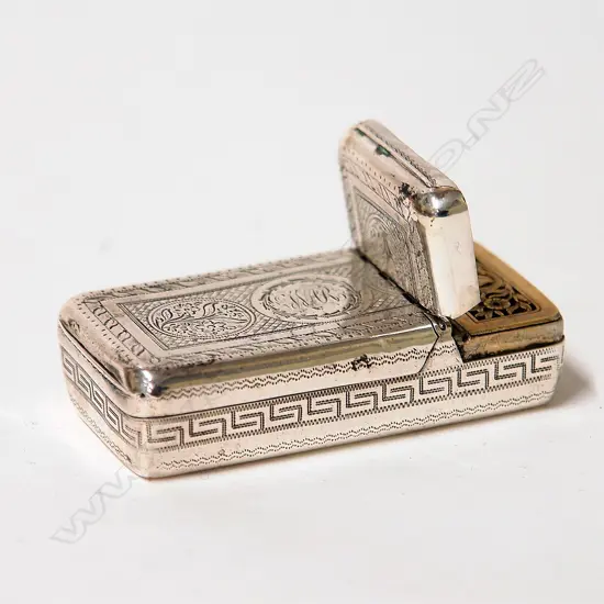 A rare George III combination vinaigrette/snuffbox