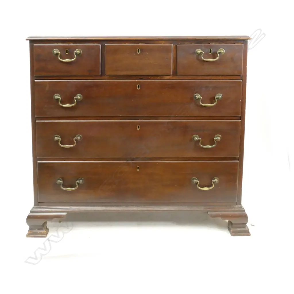 A George III mahogany chest of drawers Image 1++