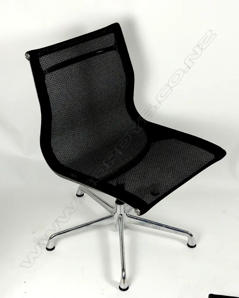 A genuine Herman Miller - Charles Eames aluminium 'Group' side chair(EA330) Image 1++