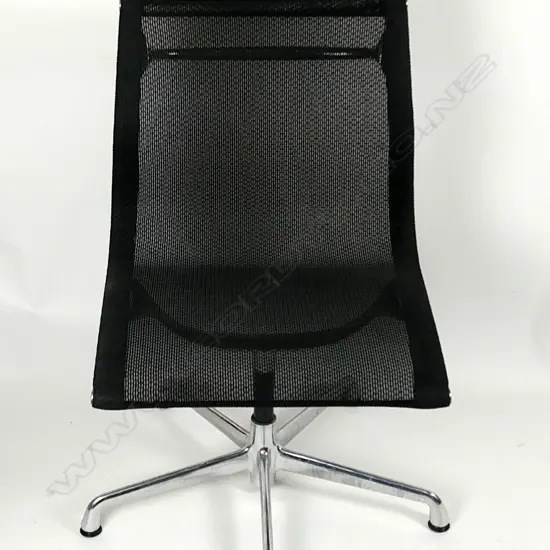 A genuine Herman Miller - Charles Eames aluminium 'Group' side chair(EA330)