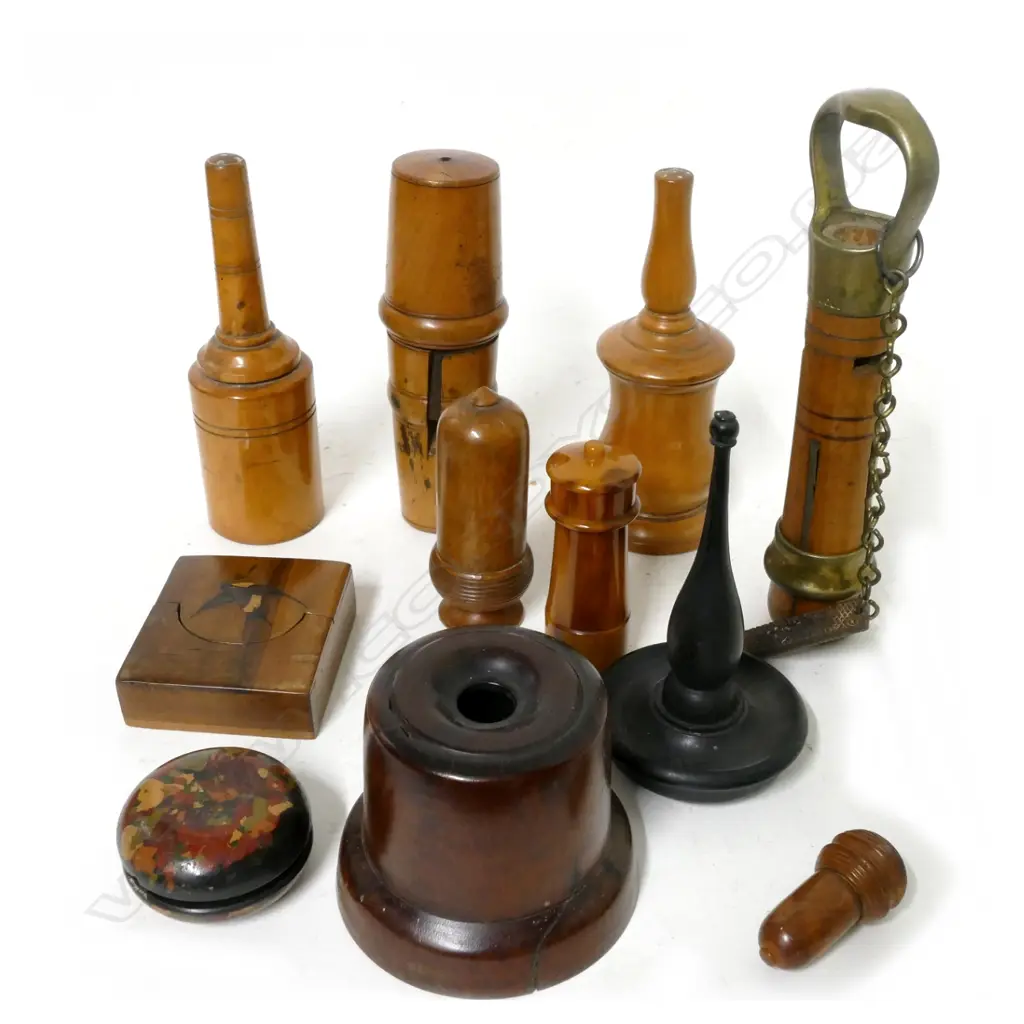A collection of eleven pieces of treen Image 1++