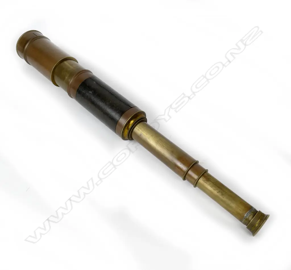 A good Victorian leather bound brass four-draw telescope Image 1++