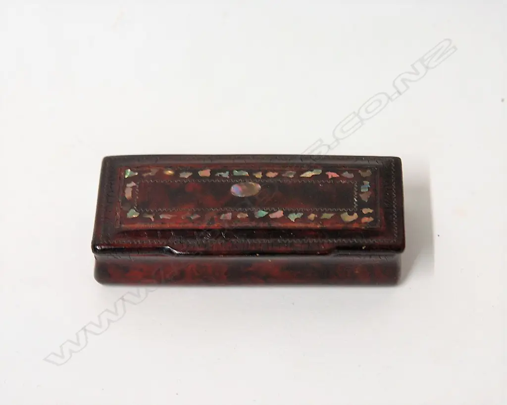 An early 19thC papier-mâché snuff box Image 1++