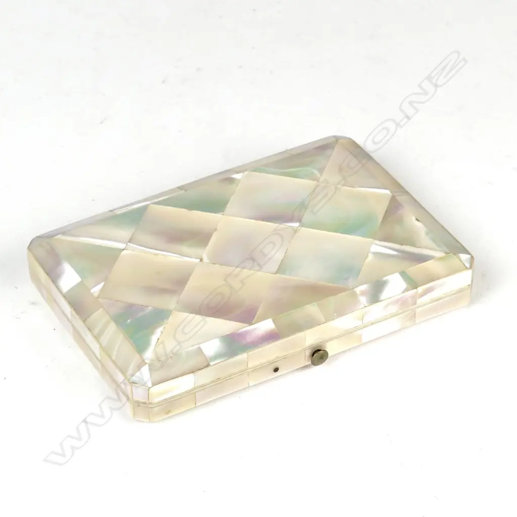 A Victorian mother-of-pearl card case Image 1++