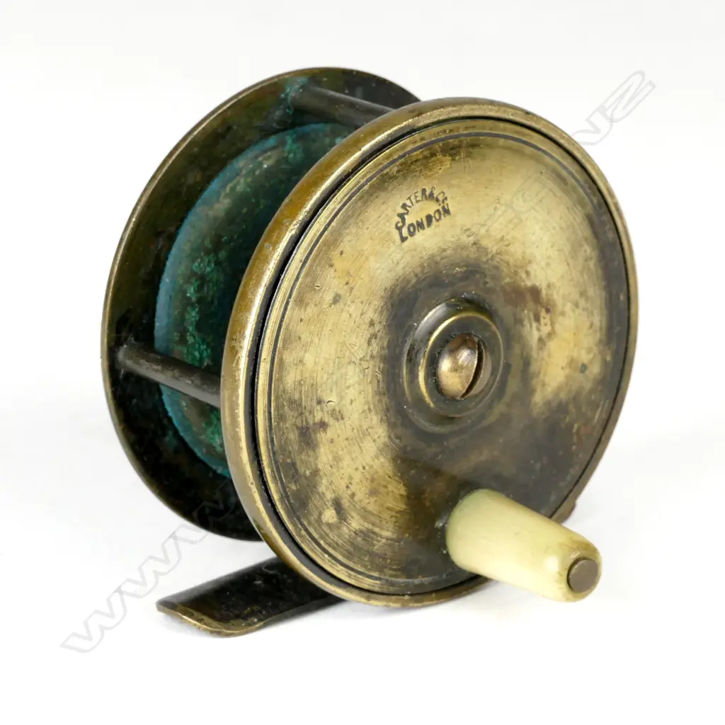 A brass 2½" x 1½" plate fishing reel Image 1++