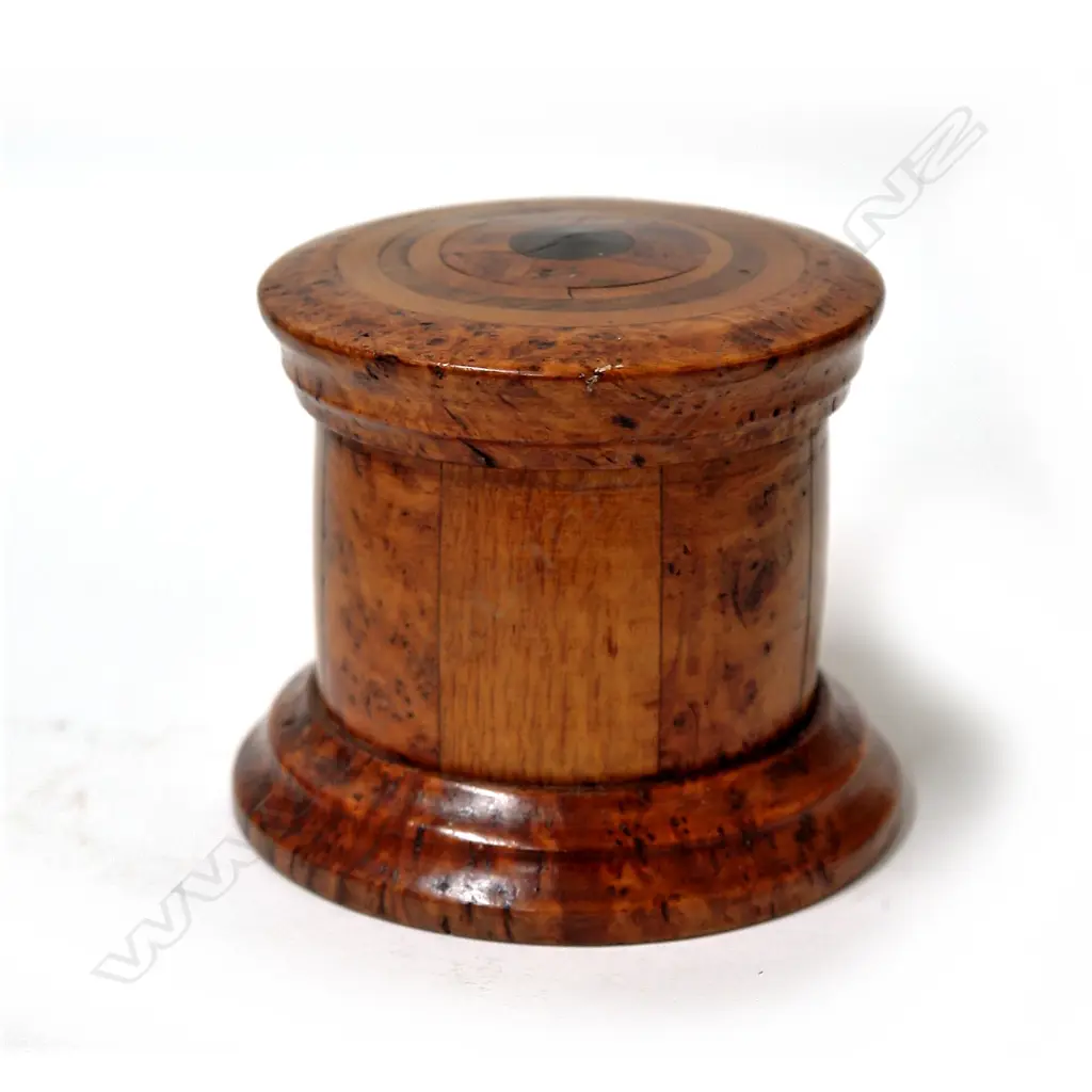 A N.Z. colonial woods lidded box Image 1++