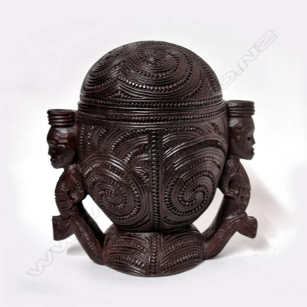 An early 20thC Maori carved figure supported bowl Image 1++