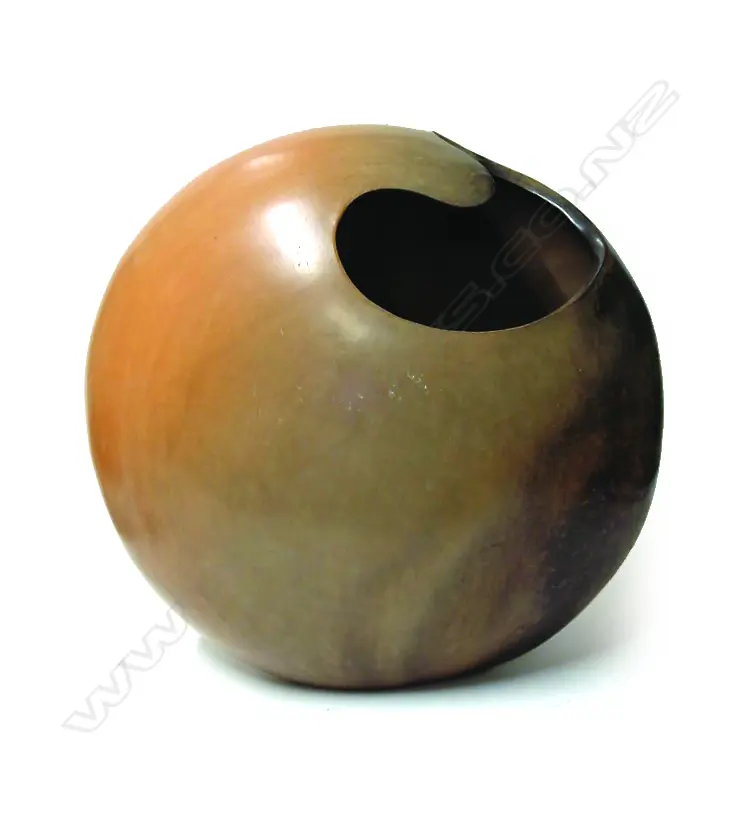 A large Robyn Stewart burnished earthenware vase Image 1++