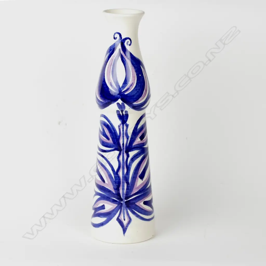 A Crown Lynn vase Image 1++