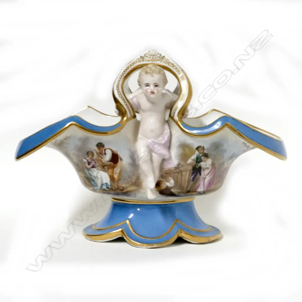 A 19thC continental porcelain centrepiece Image 1++
