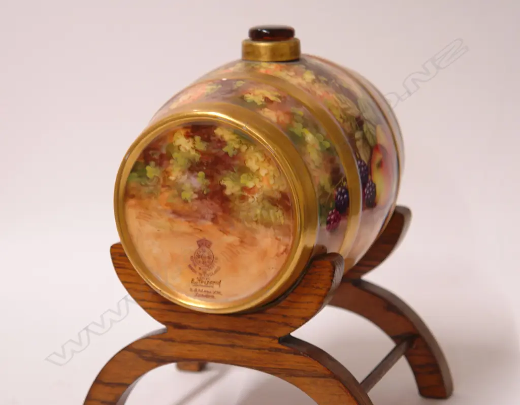 A 1930s Royal Worcester fruit hand-painted barrel by E. Townsend Image 1++