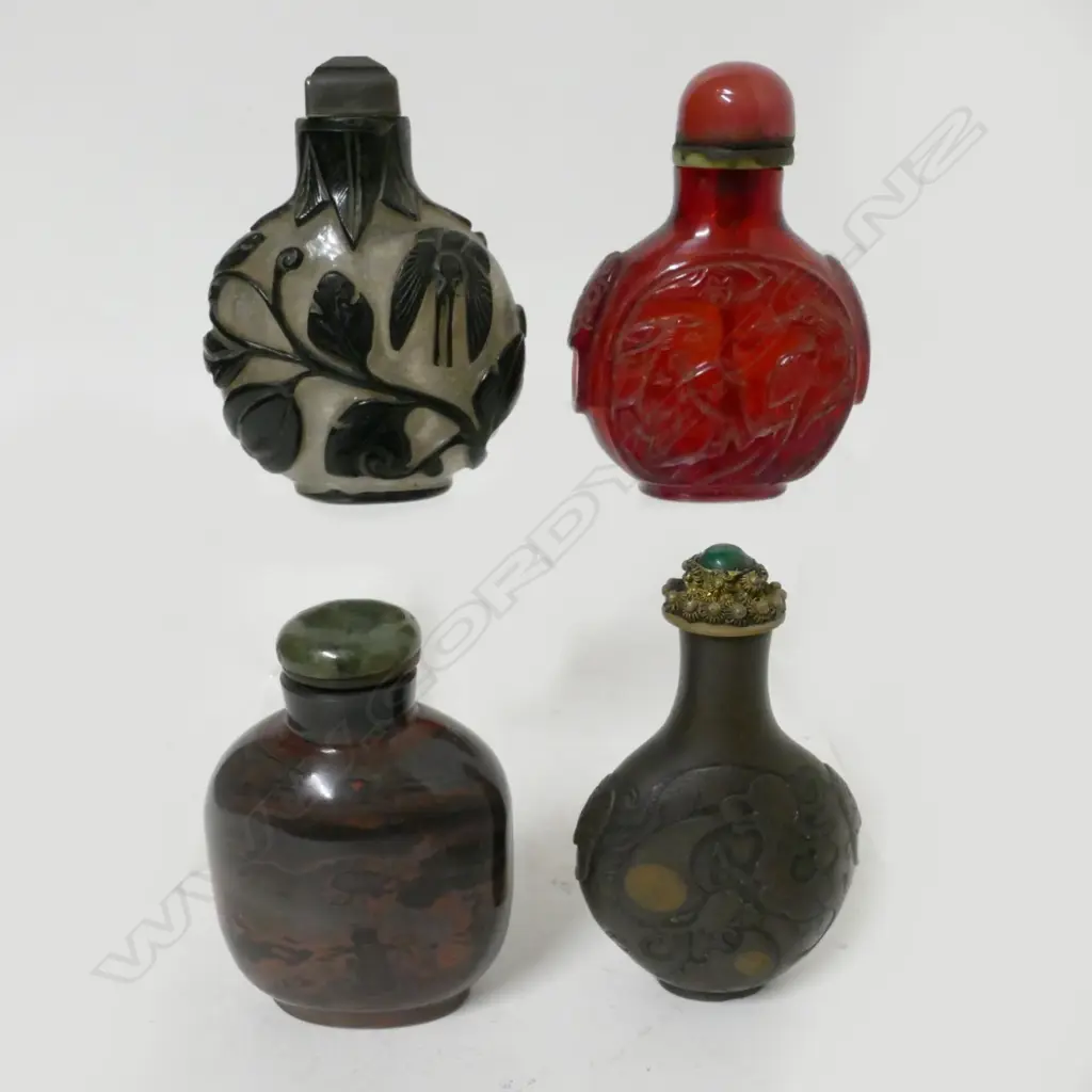Four old Chinese snuff bottles Image 1++