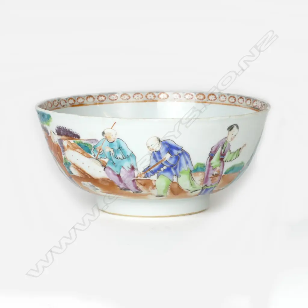 A 19thC Chinese famille rose porcelain bowl on short foot Image 1++