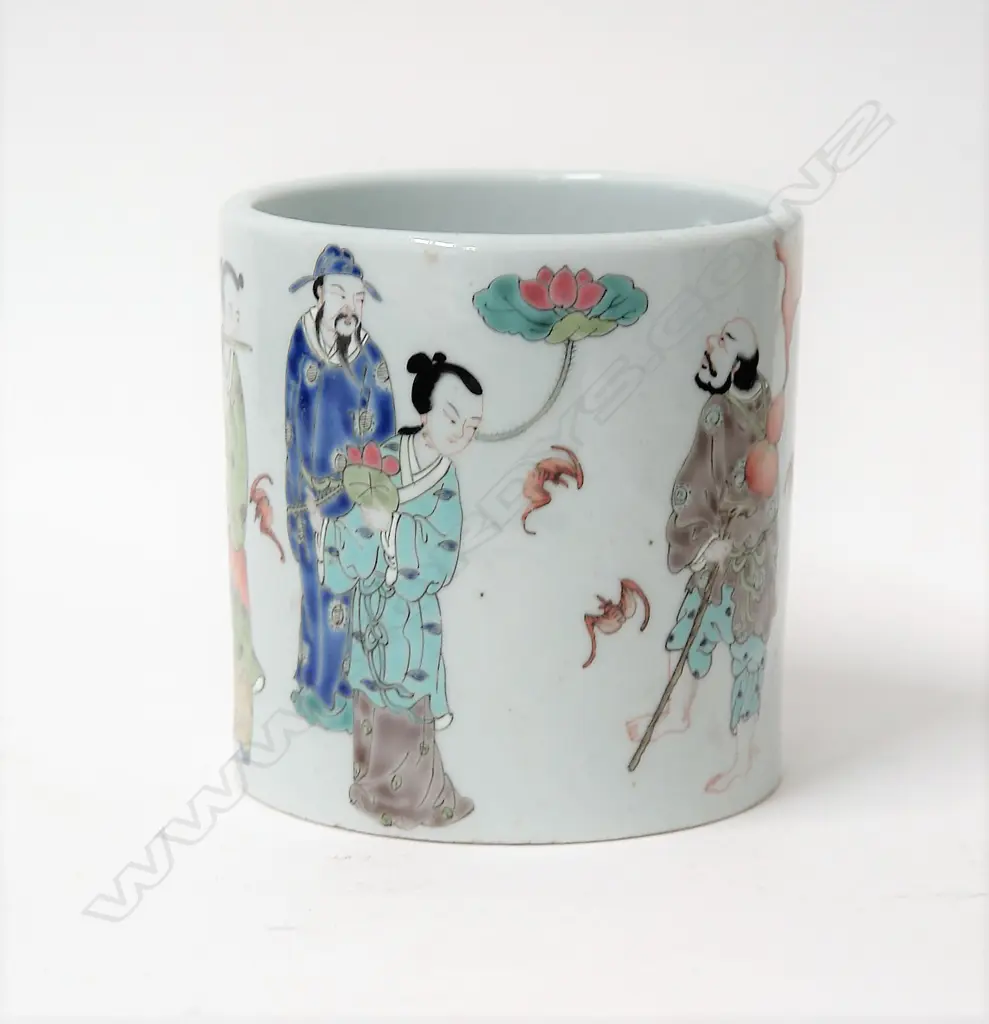 A Chinese famille rose porcelain cylindrical brush pot Image 1++