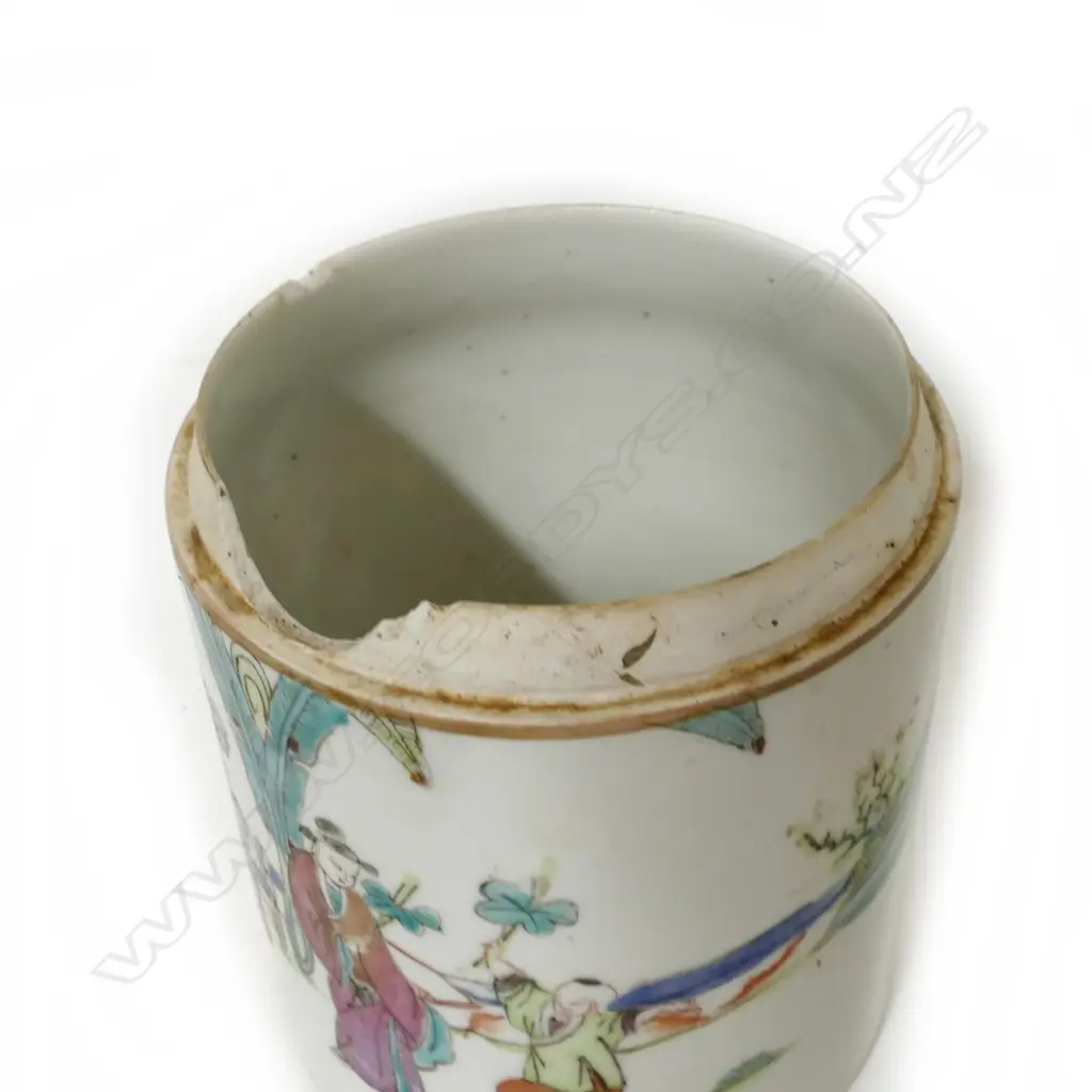 A 19thC Chinese famille rose porcelain lidded jar Image 1++