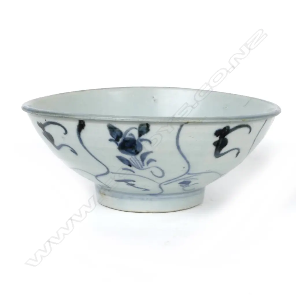 A Chinese blue and white porcelain bowl on short foot Image 1++