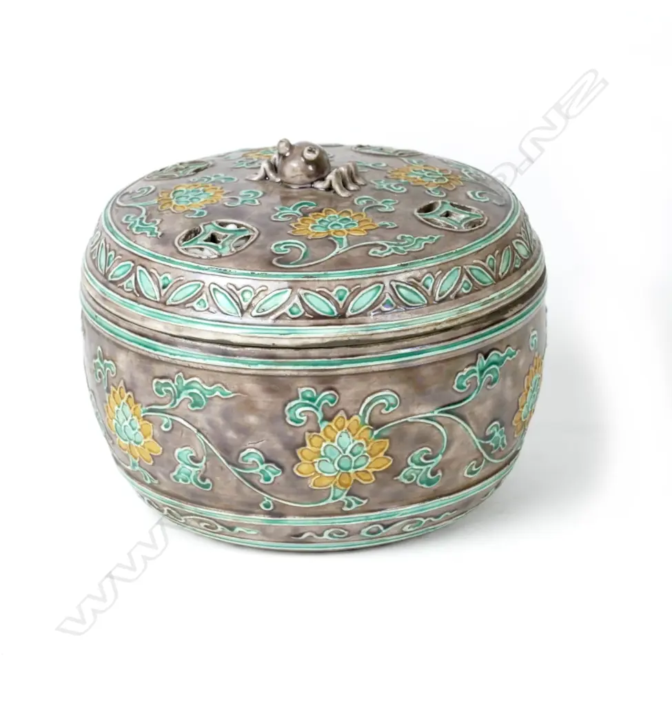 A Chinese circular fahua type porcelain lidded box Image 1++