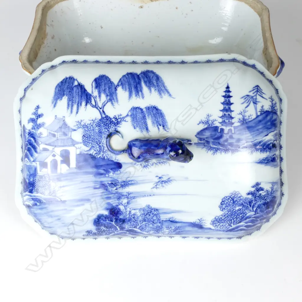 An 18thC Chinese export blue and white porcelain two-handled tureen Image 1++