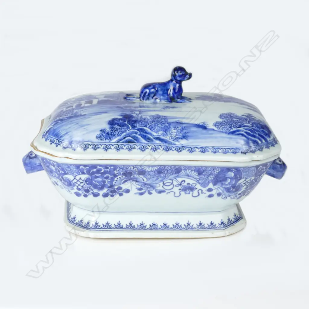 An 18thC Chinese export blue and white porcelain two-handled tureen Image 1++