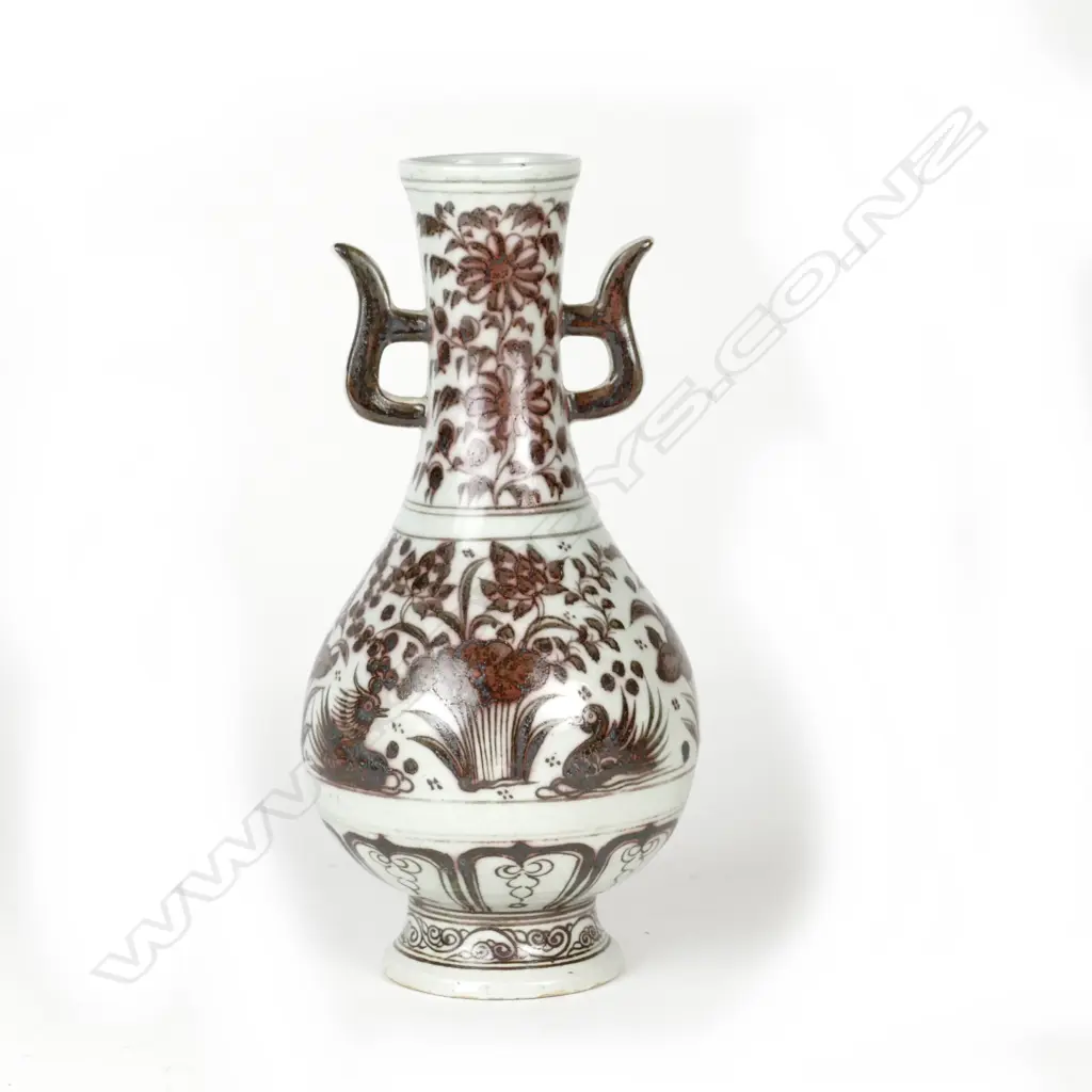 A Chinese porcelain Ming style two-handled vase Image 1++