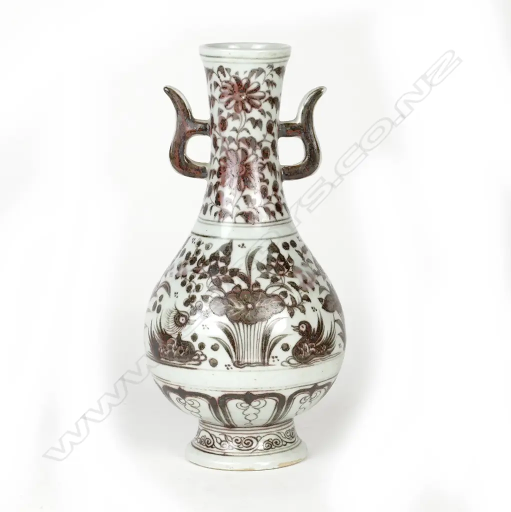 A Chinese porcelain Ming style two-handled vase Image 1++