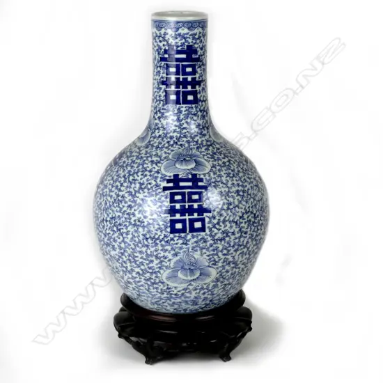 A large Chinese porcelain bottle vase
