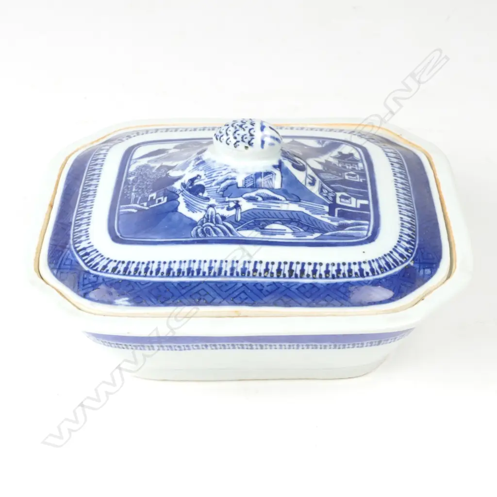A Chinese porcelain exportware tureen and cover Image 1++
