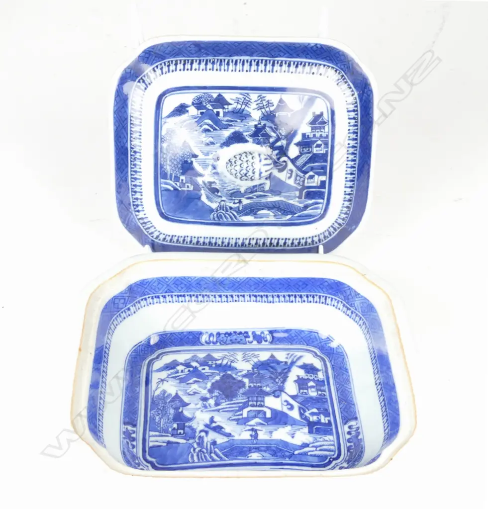 A Chinese porcelain exportware tureen and cover Image 1++
