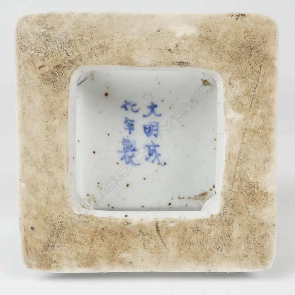 A Chinese blue and white porcelain box and cover Image 1++