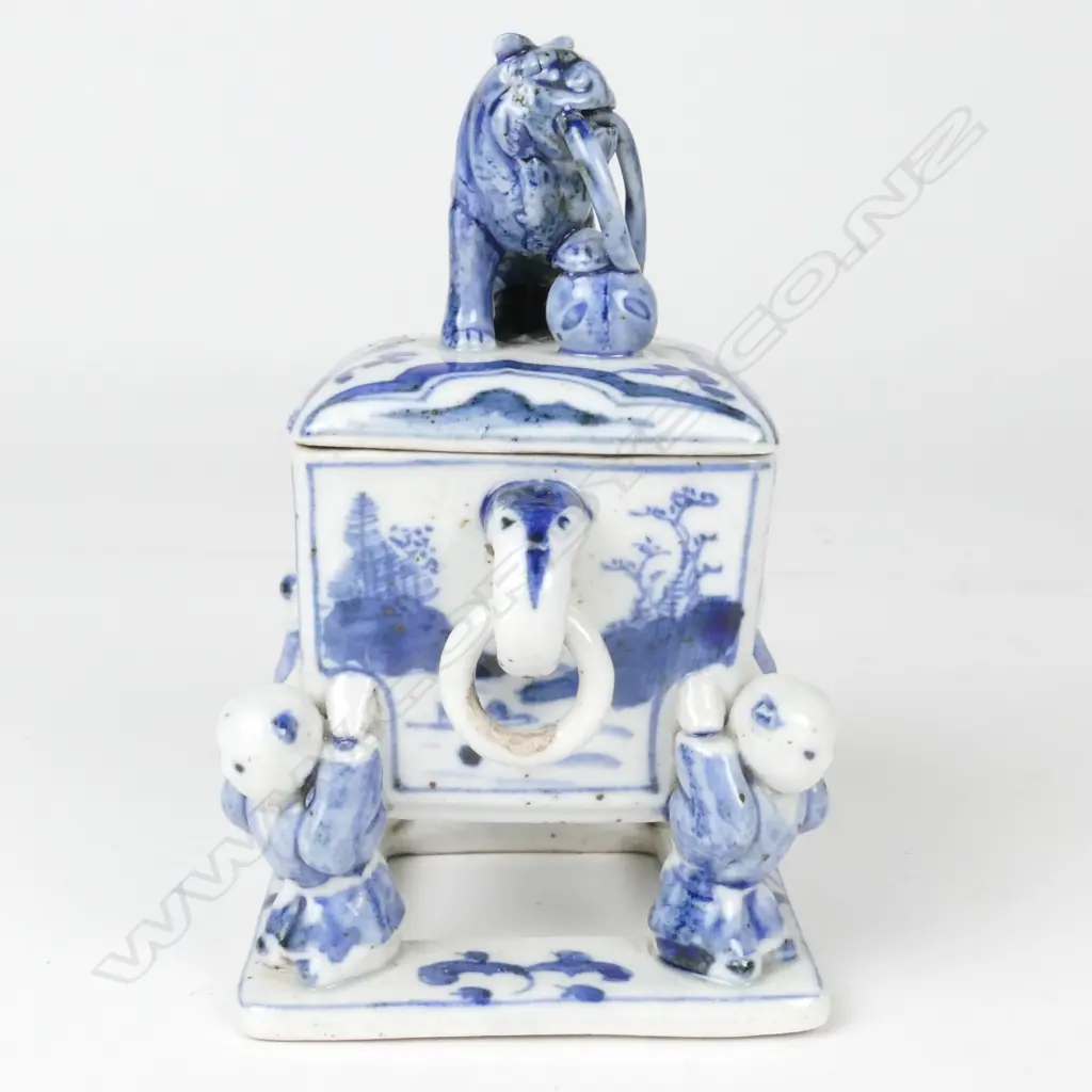 A Chinese blue and white porcelain box and cover Image 1++