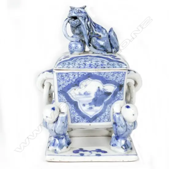 A Chinese blue and white porcelain box and cover
