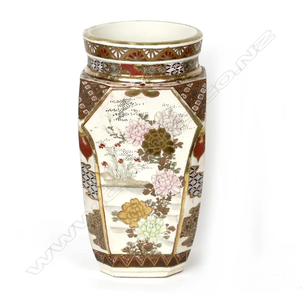 A Satsuma earthenware vase Image 1++