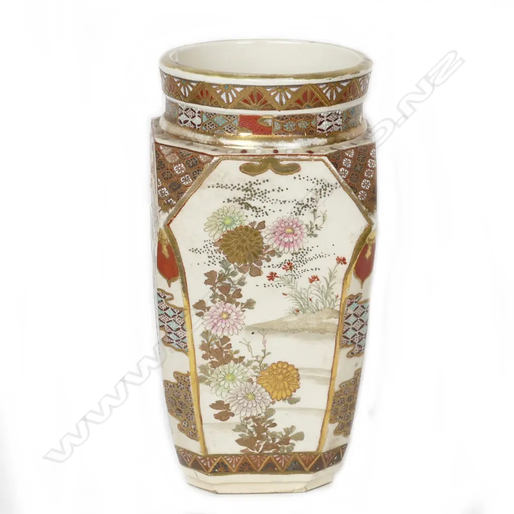 A Satsuma earthenware vase Image 1++