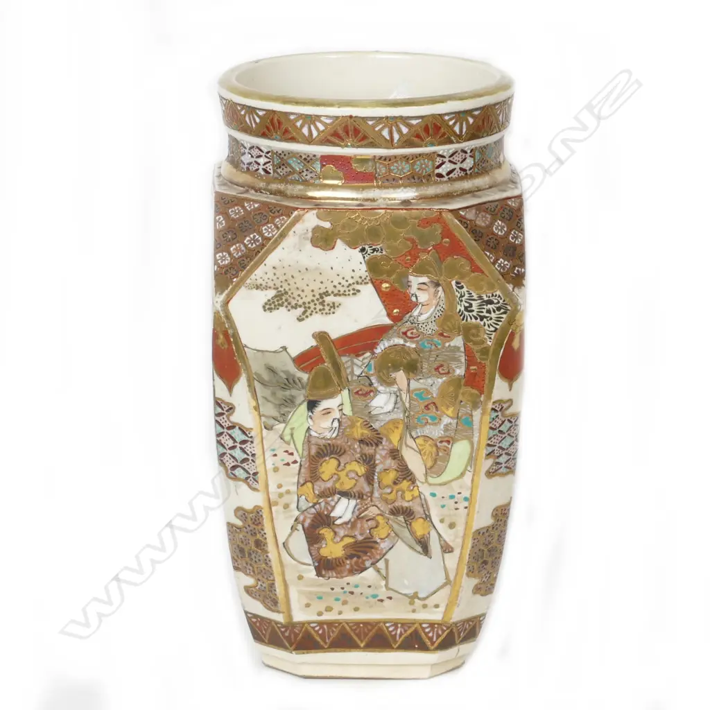 A Satsuma earthenware vase Image 1++