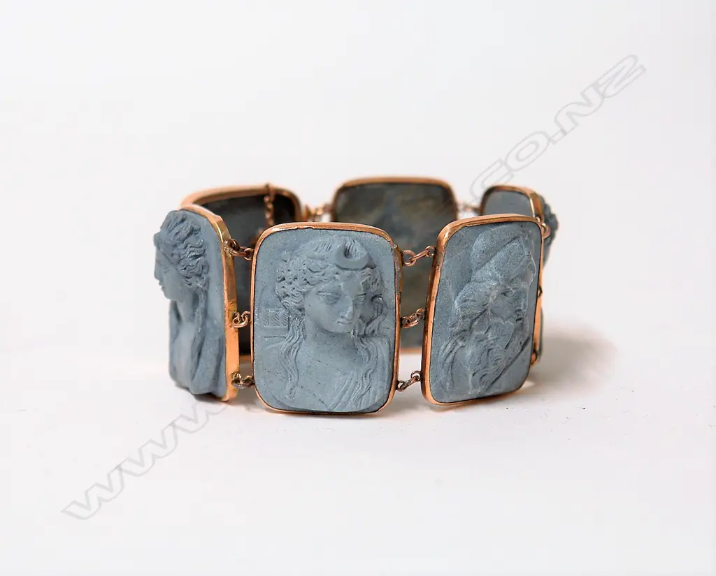 A 19thC carved cameo portrait panelled and gold bracelet Image 1++
