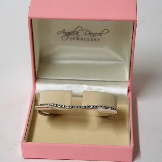 A modern Angela Daniel 18ct. white gold and diamond set tennis bracelet