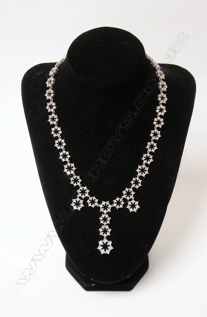 A lady's impressive 18ct. white gold and diamond antique style necklace Image 1++