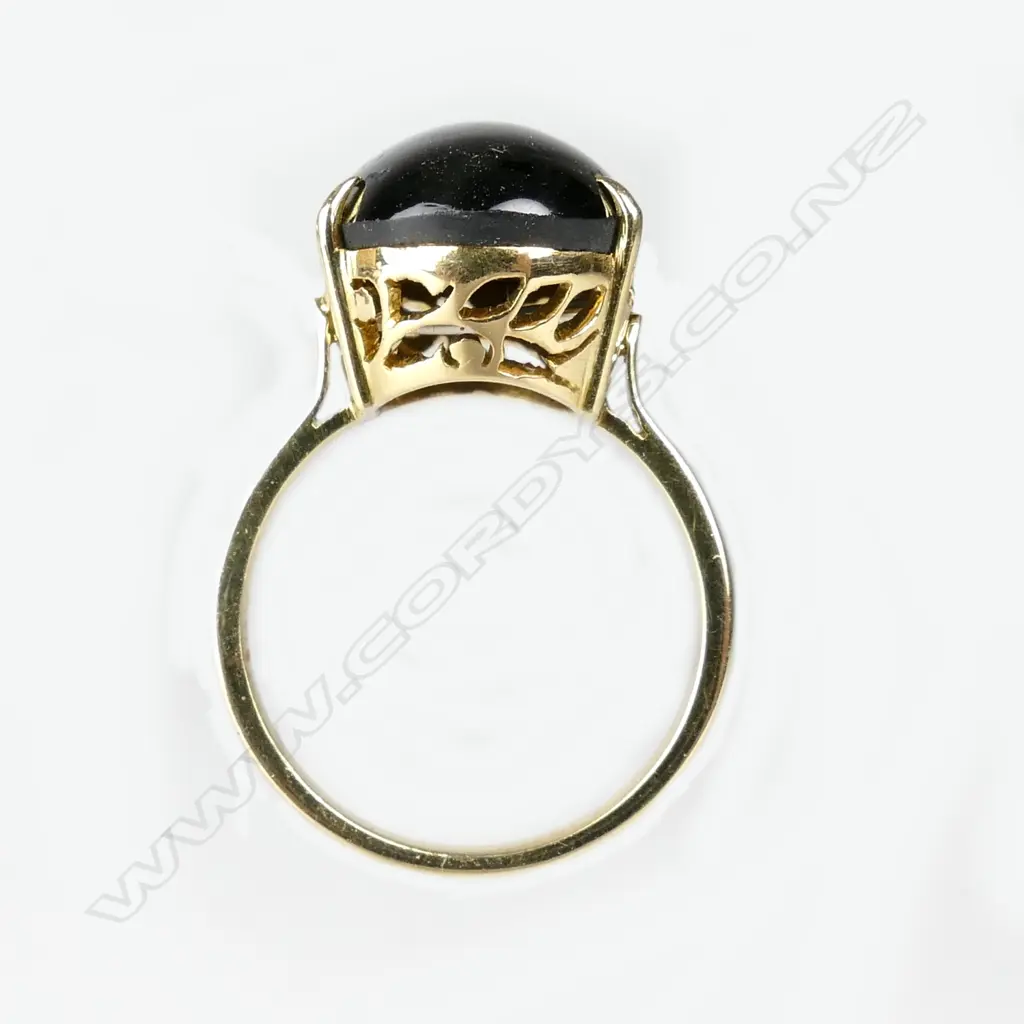 An 18ct. gold and black star diopside ring Image 1++