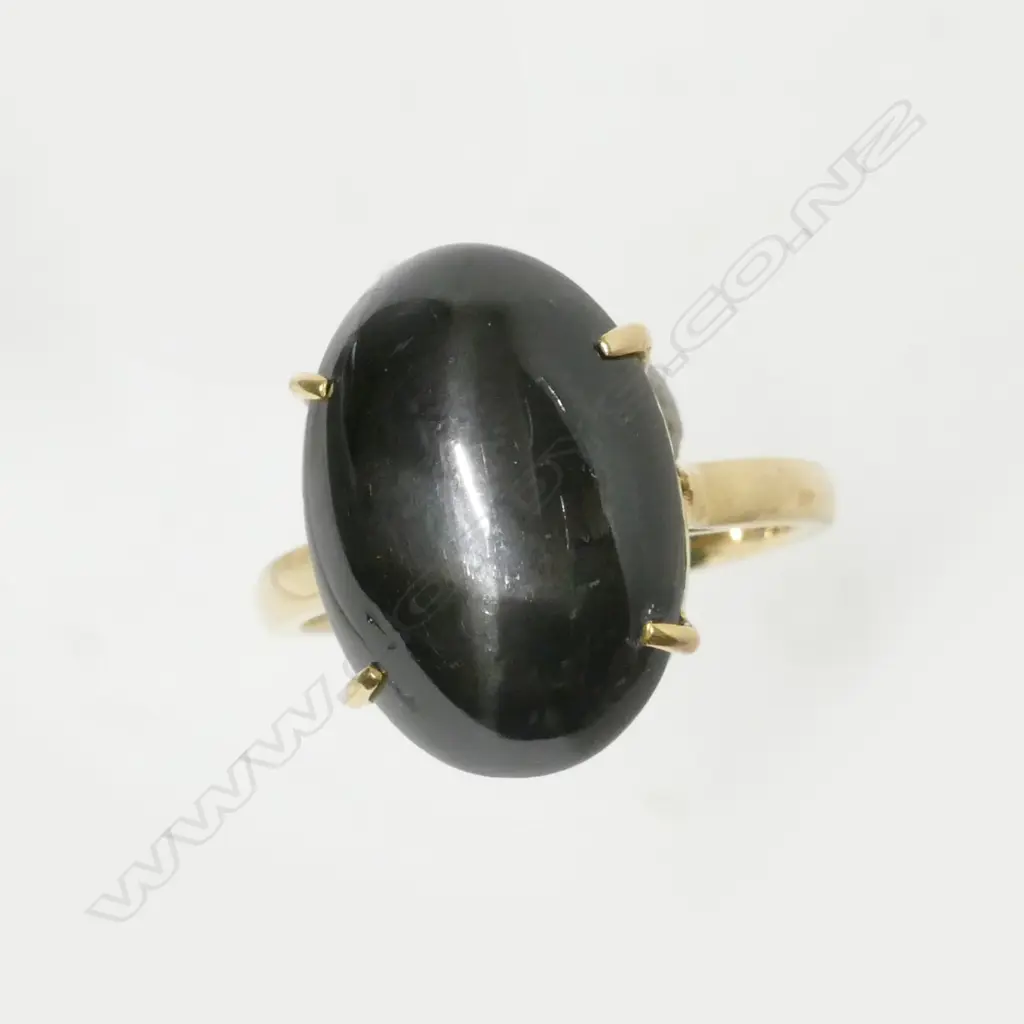 An 18ct. gold and black star diopside ring Image 1++