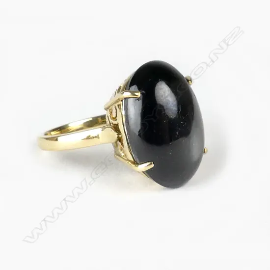 An 18ct. gold and black star diopside ring