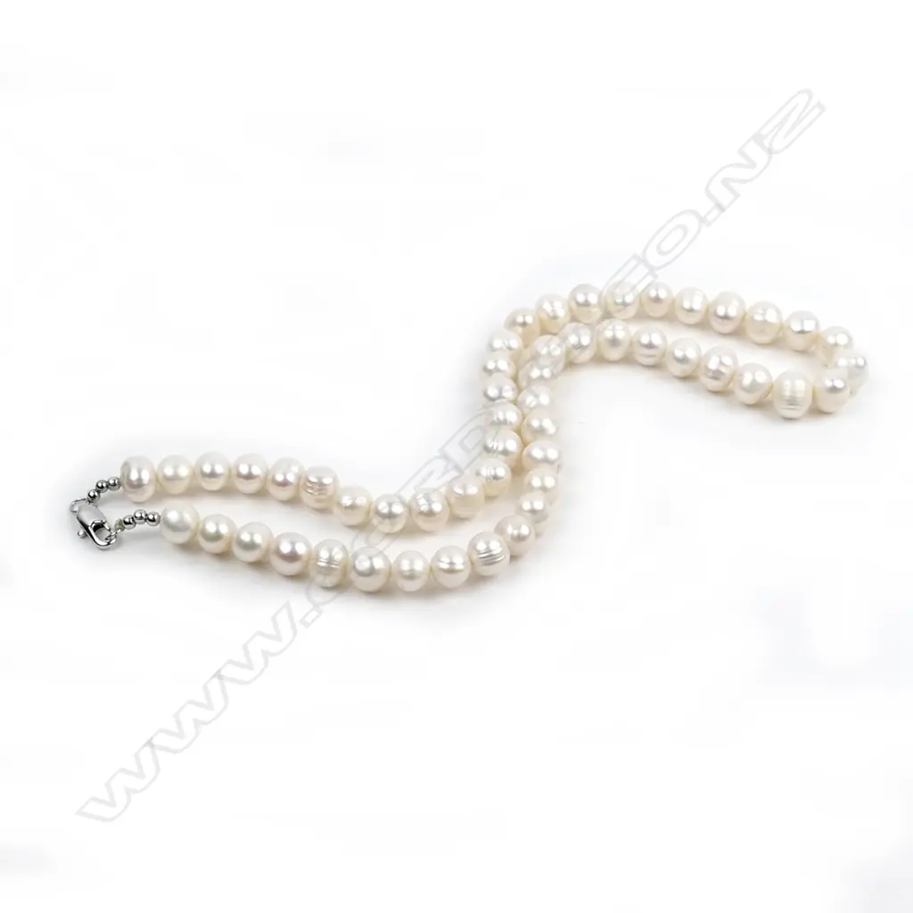 A single strand necklace of cultured freshwater pearls Image 1++