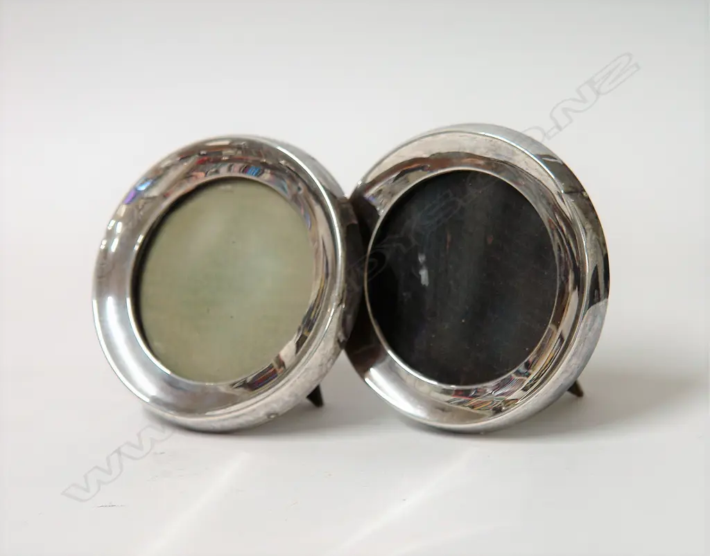 A pair of early 20thC silver small circular photo frames Image 1++