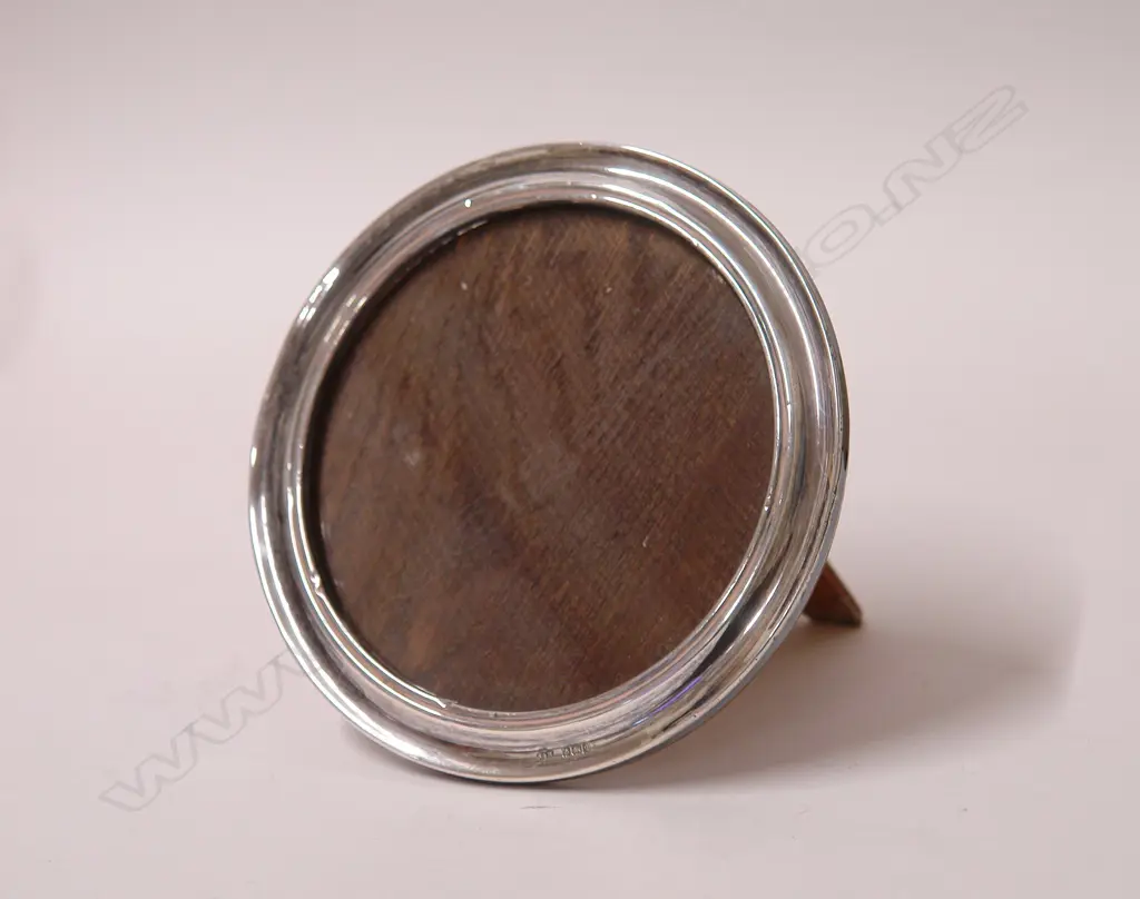 An early 20thC circular silver photo frame Image 1++