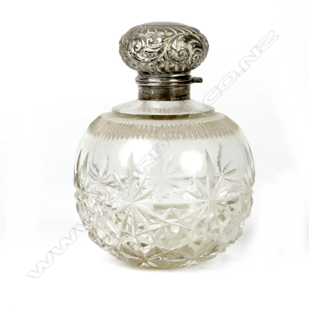 A good Edwardian bulbous crystal scent bottle Image 1++