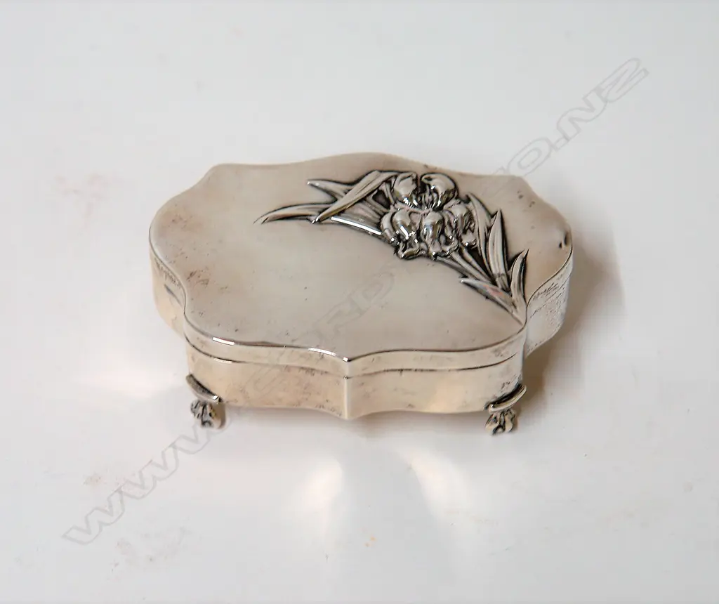An Edwardian silver serpentine form vanity box Image 1++