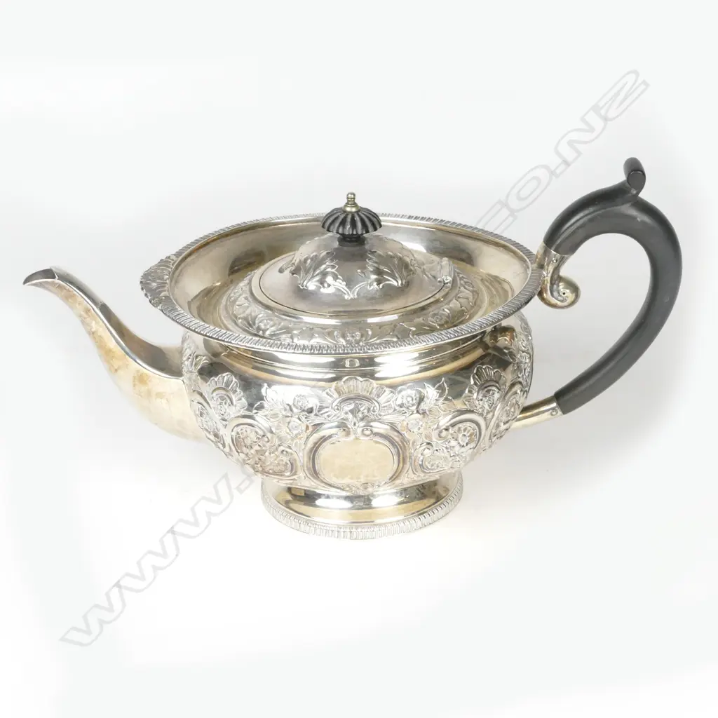 An Edwardian silver teapot Image 1++