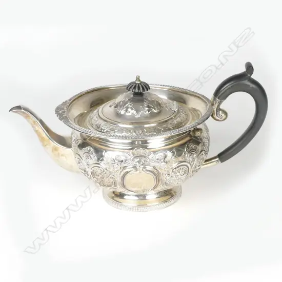An Edwardian silver teapot